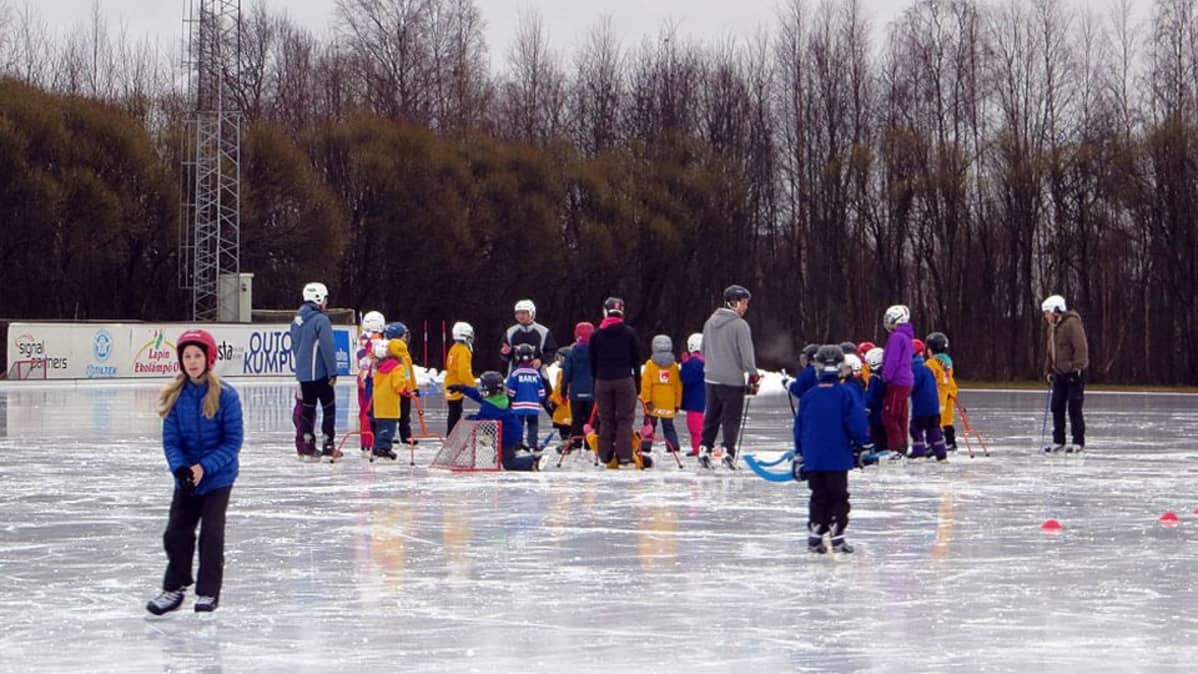 HSKT:n jääpallokoululaisia