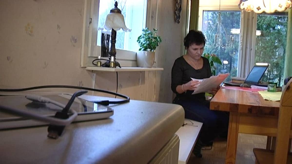 Taru Lehtimäki tutkii sähkölaskuja