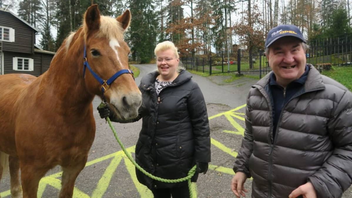 Hevosta pitelee Annamari Mikkola, vieressä Lomakoti Ilonpisaran asukas