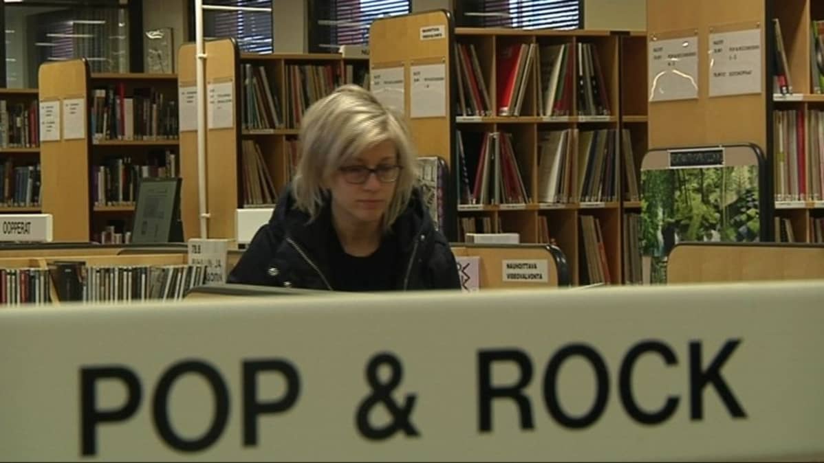 Elina Hanén musiikkikirjastossa