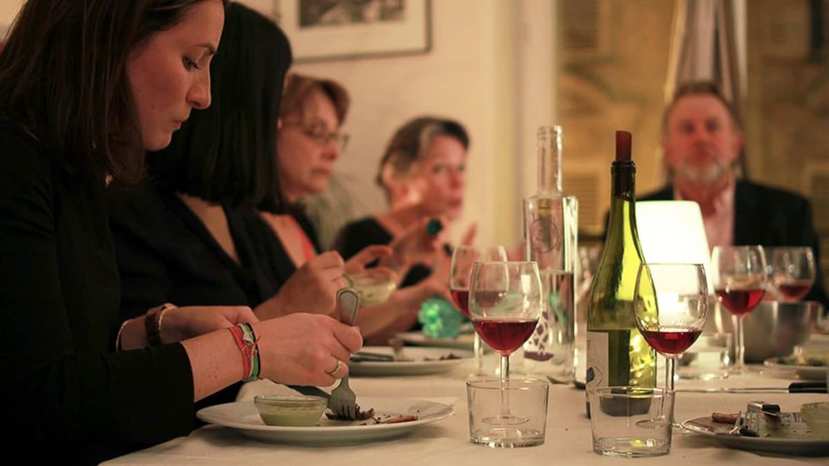 Alkupalaksi vieraat saavat lounaisranskalaisia herkkuja eli hanhenmaksaa ja jurançon-viiniä.