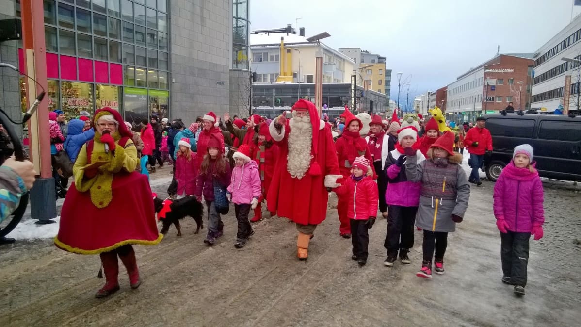 Joulupukki johtaa jouluparaatia Rovaniemen Rovakadulla.