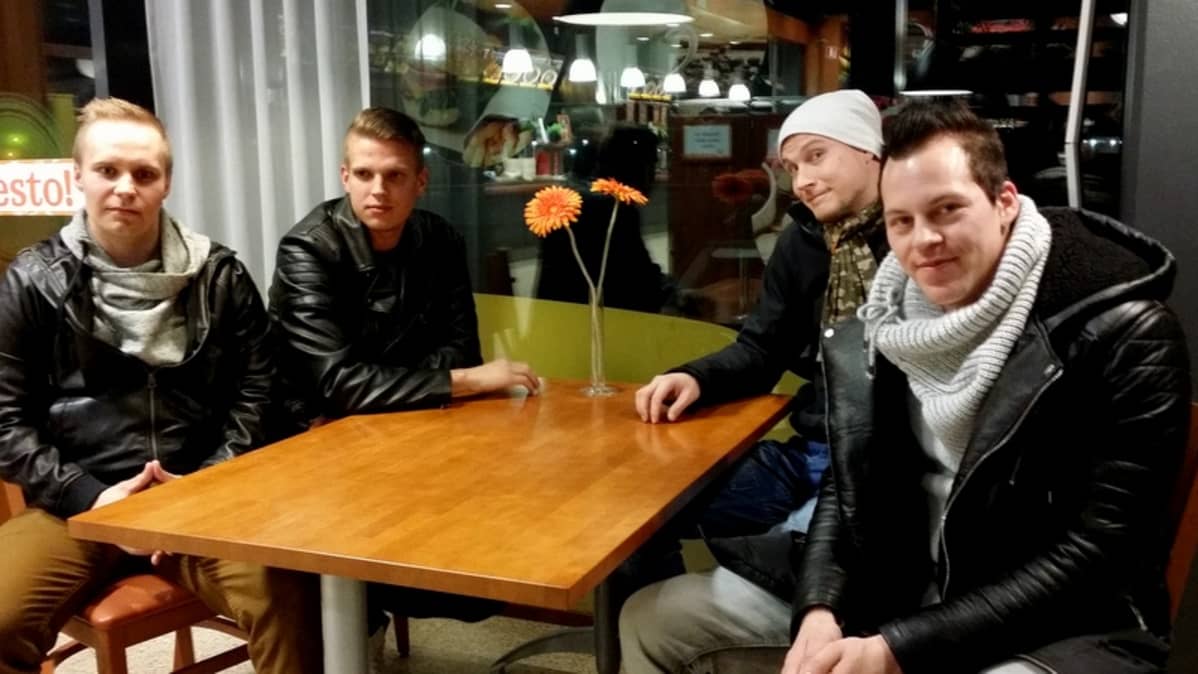 Vainkuhajuttujen tekijät