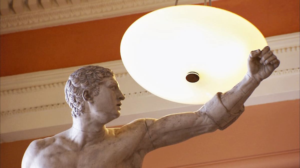 Veistos Helsingin yliopiston sisätiloissa.