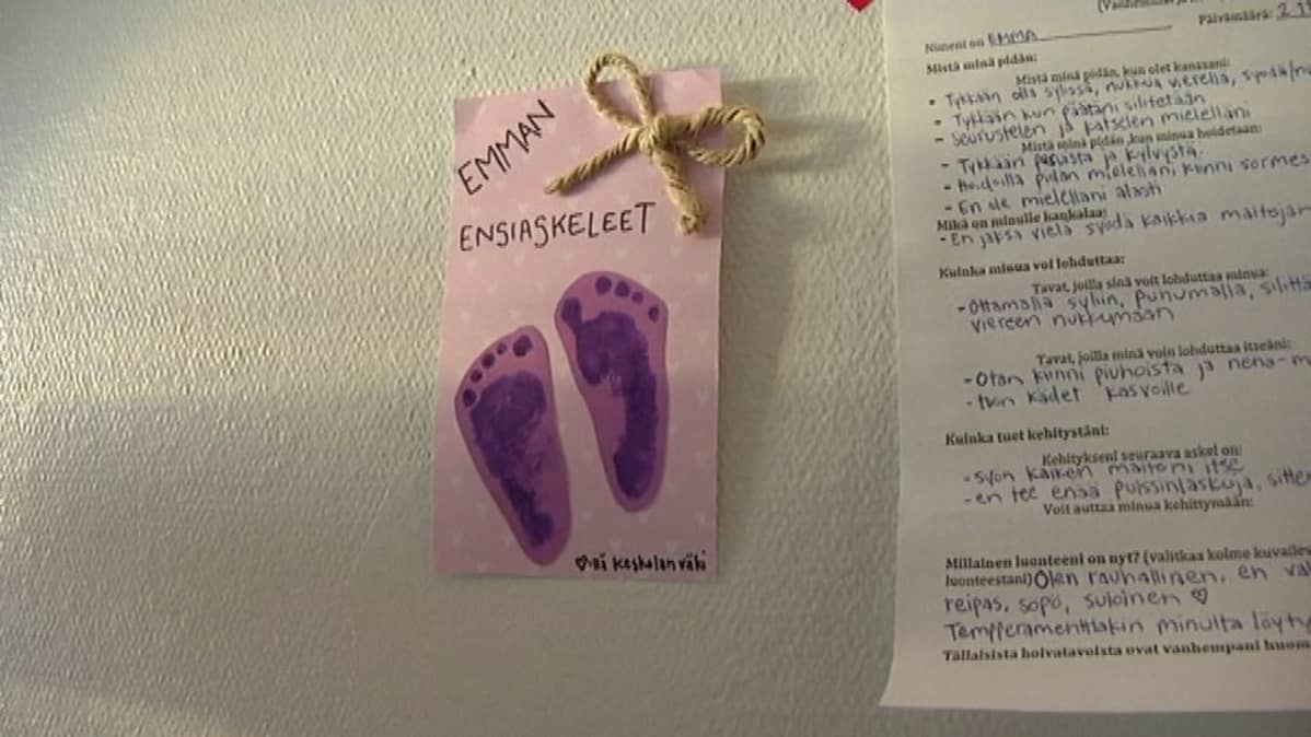 Emman ensiaskeleet ikuistettuna korttiin Tyksin keskolassa.