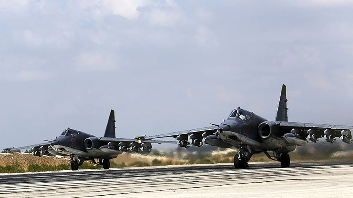 Kaksi venäläistä SU-25-rynnäkkökonetta lähdössä pommituslennolle Latakian lentotukikohdasta Syyriasta.