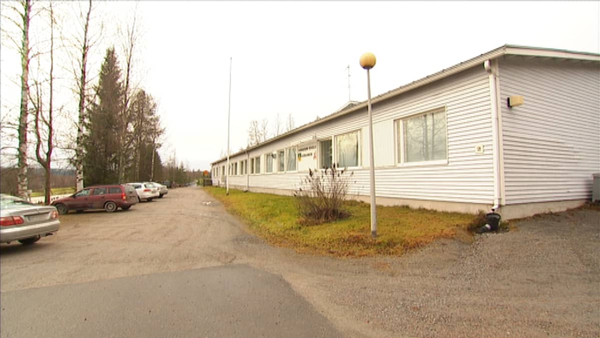Hirvasten nykyinen koulu Uuraisilla nelostien varressa.