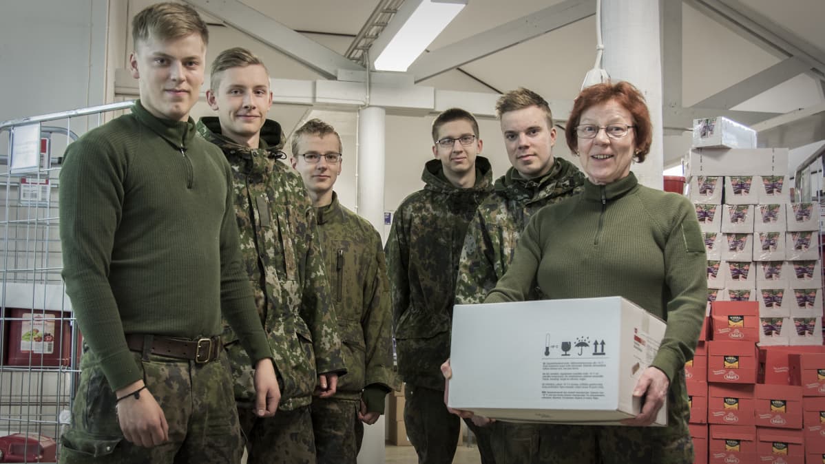 Elsa Leinonen joukkoineen huolehtii valtakunnallisen ilmatorjuntaleirin ruokahuollosta.