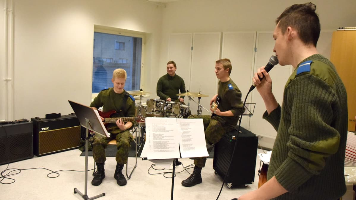 Varusmiessoittokunnan bändi harjoittelee