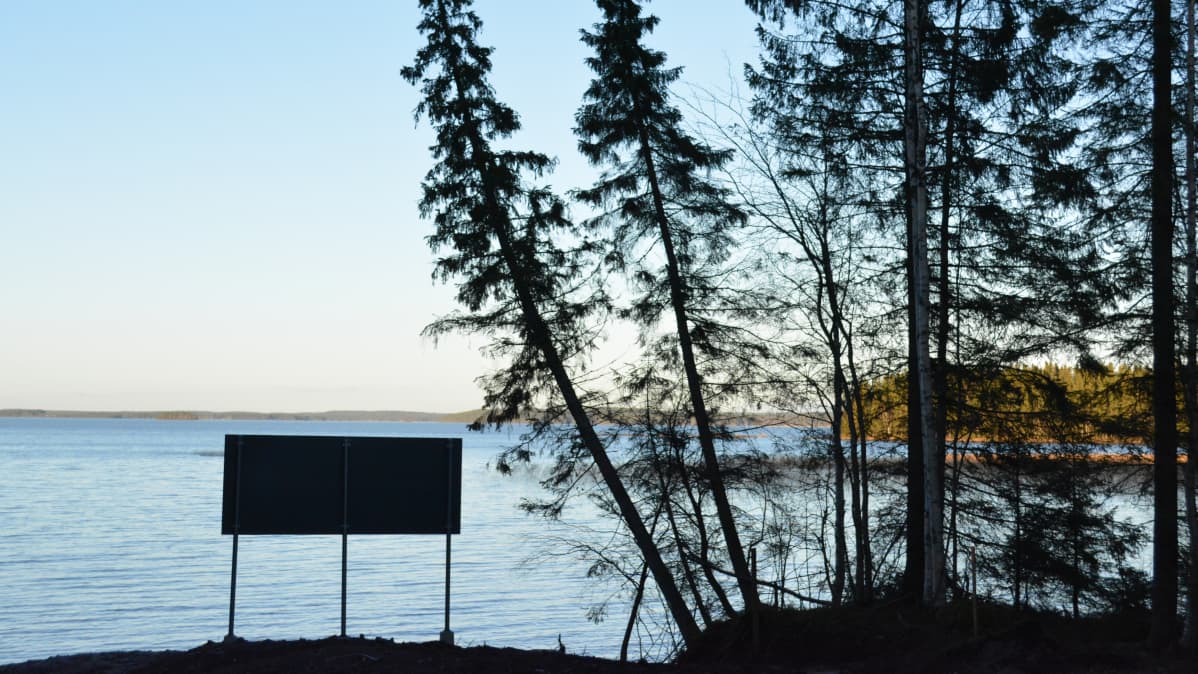 Terrafamen purkuputki laskee kaivokselle kertyneen ylimääräisen puhdistetun veden Nuasjärveen.