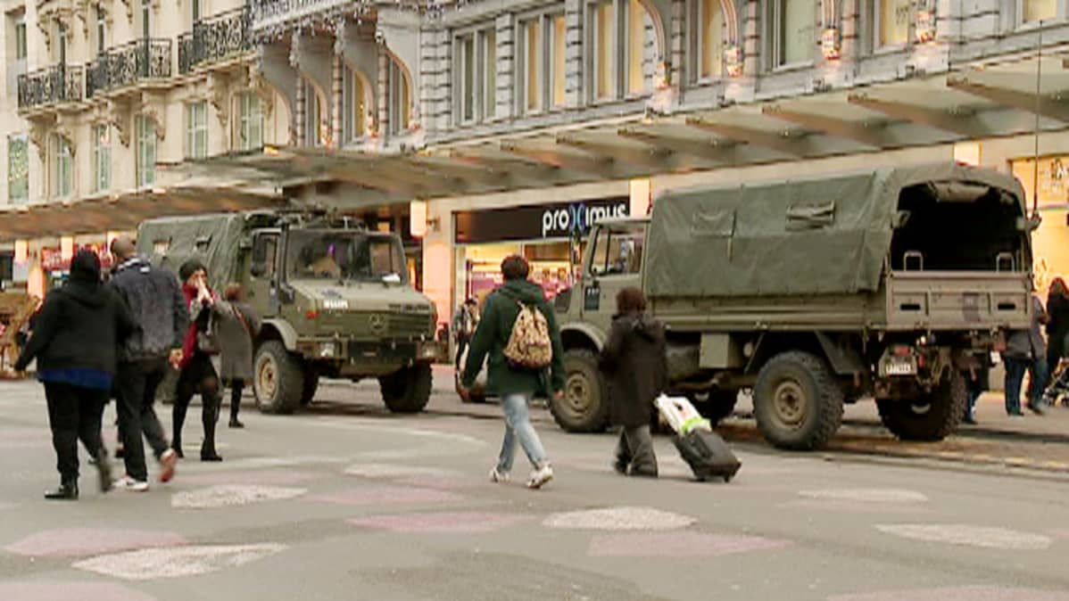 Brysselin katunäkymässä armeijan autoja.
