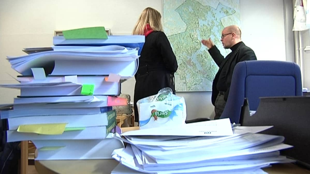 Mämmen kyläyhdsitys miettii tonttivarausta yksityistä koulua varten. Äänekosken opetusjohtaja Ville Härtsiä esittelee karttaa.