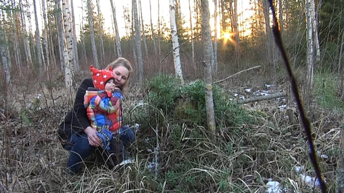 Äänekosken Mämmen kyläyhdistys on tekemässä tonttivarausta yksityistä koulua varten. Kyläläinen Aino Piilonen mahdollisesti tulevalla tontilla.