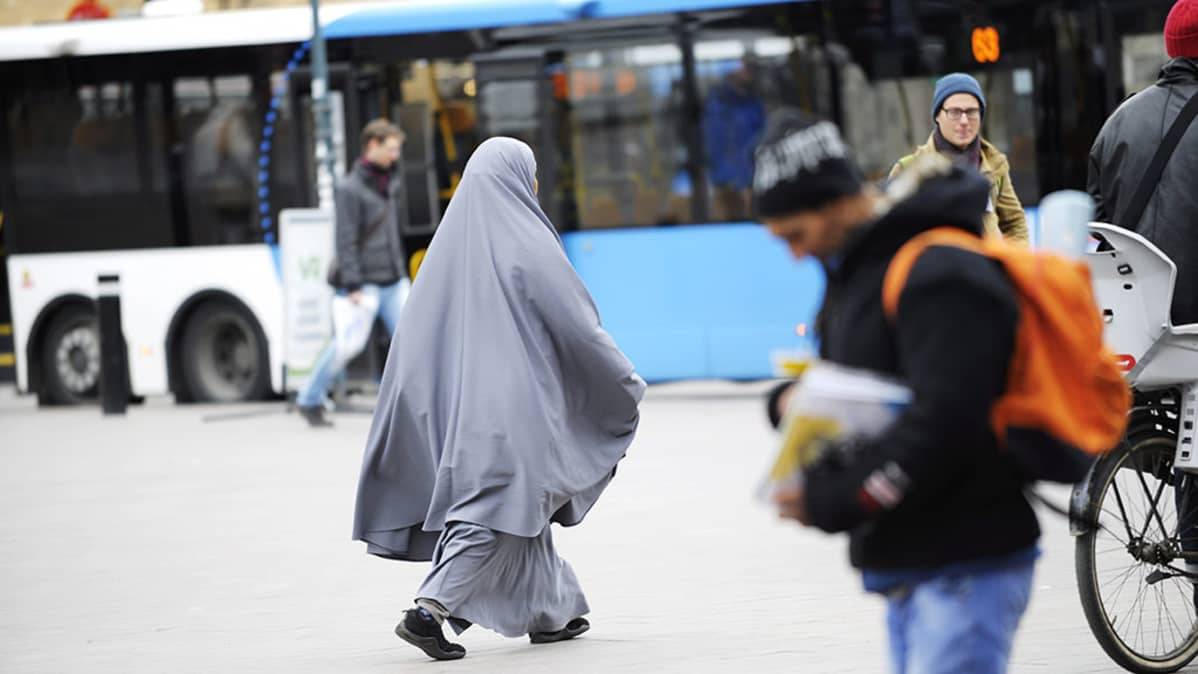 Ihmisiä Helsingissä.