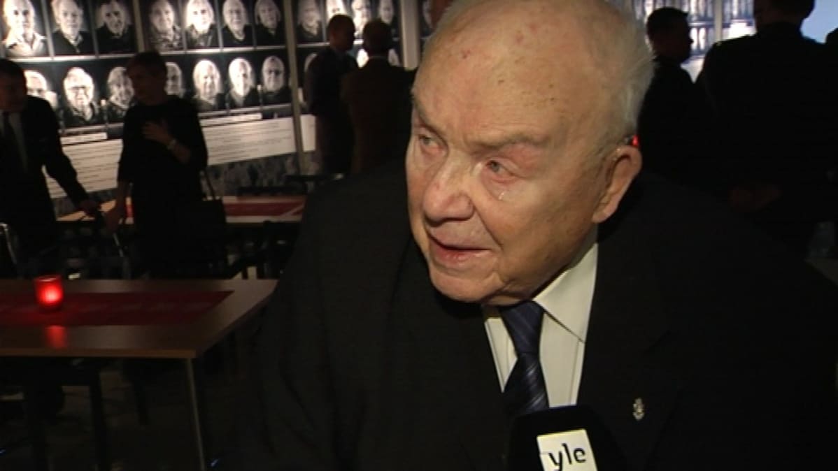 Ahti Jokinen Kaunialan sotavammasairaalan valokuvanäyttelyssä.