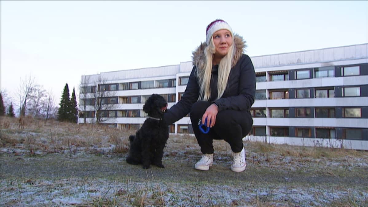 Sankarikoira Niilo ja omistajansa Anna Hakala.
