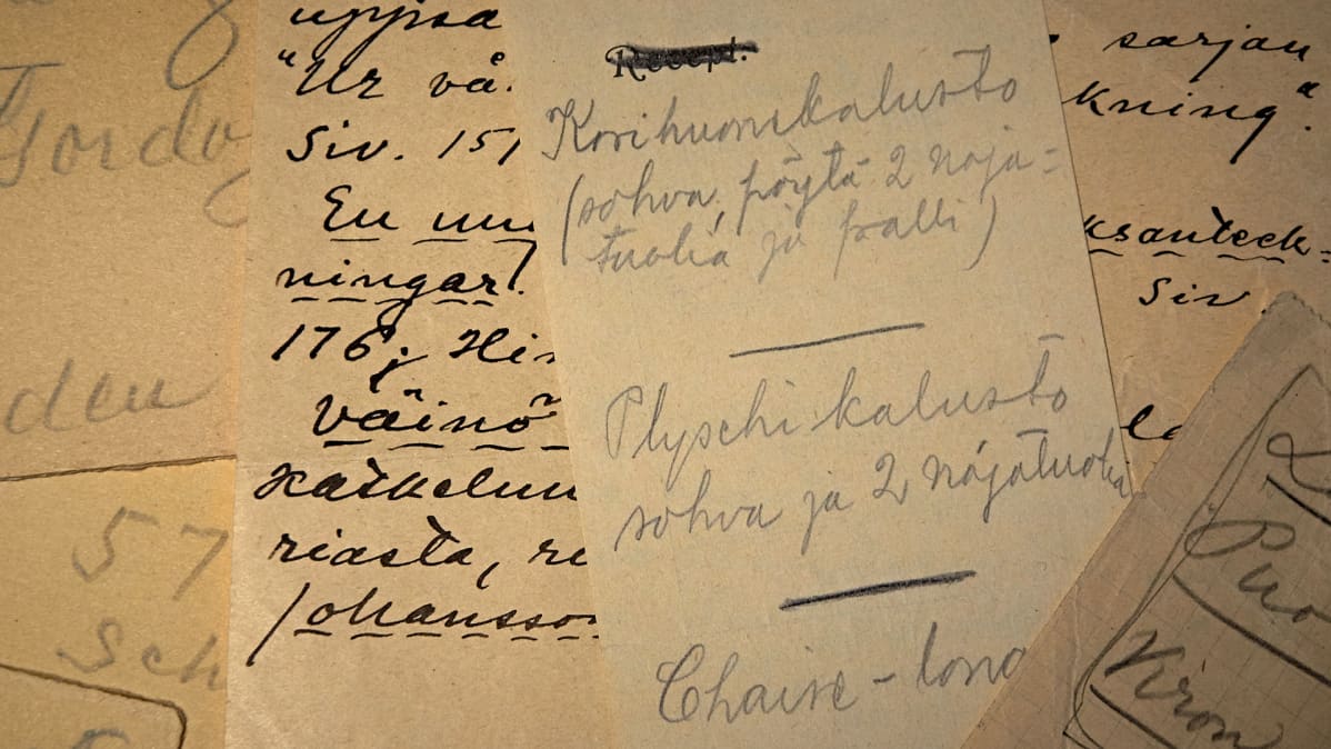 Kirjelappusia Eino Leinon kokoelmasta.