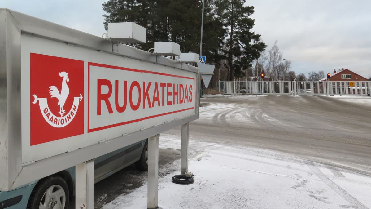 Saarioisten ruokatehtaan kyltti ja tehtaanportti.
