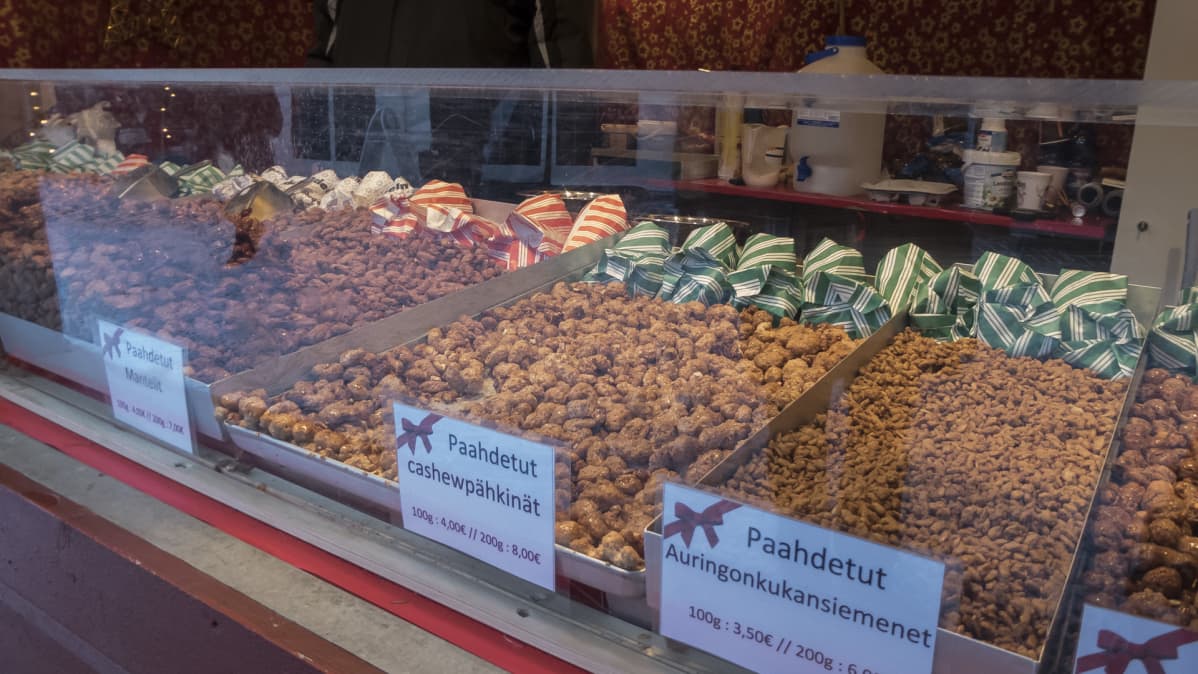 Paahdettuja pähkinöitä joulutorin myyntikojussa.