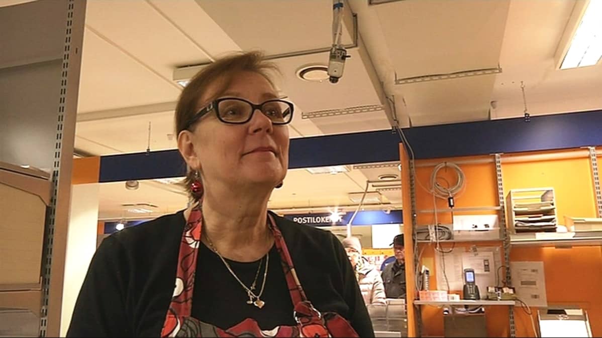 Palveluesimies Leila Nuotio Hämeenlinnan pääpostissa