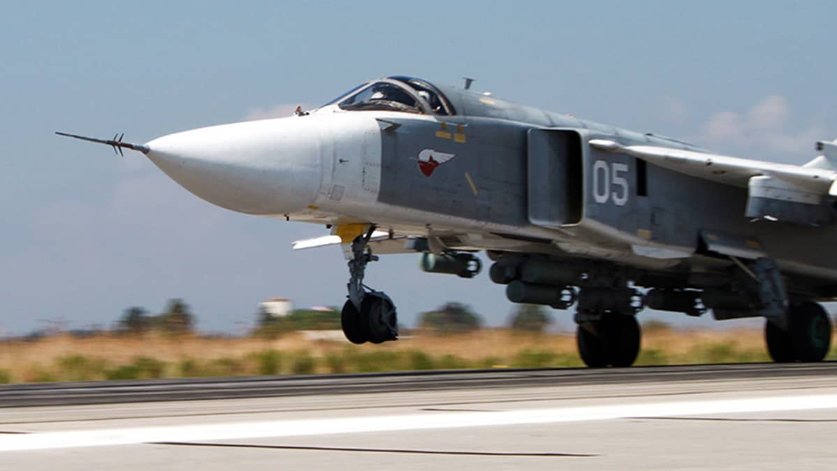 Venäläinen pommikone SU-24M lähdössä lentoon Hmeymim lentotukikohdasta.