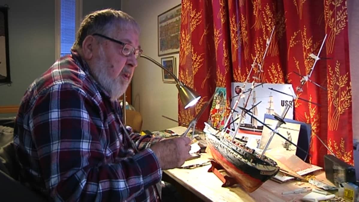 Leo Kantokari askartelee pienoislaivaa huoneessaan palvelutalossa