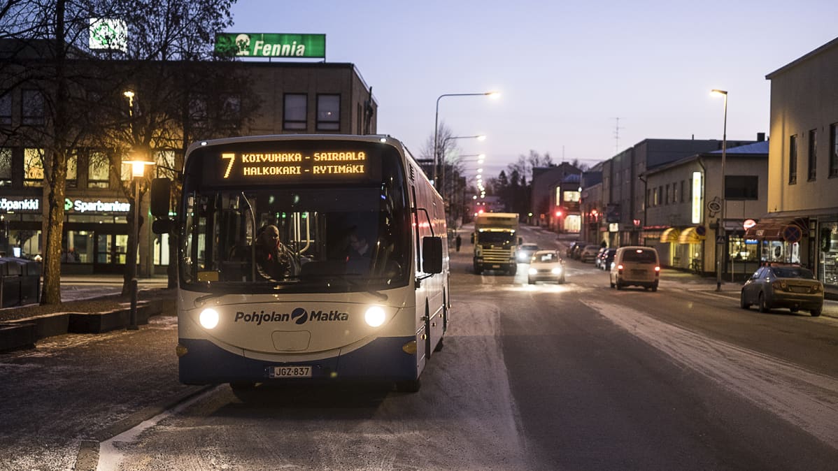 Seiskan bussi Torikadun pysäkillä.