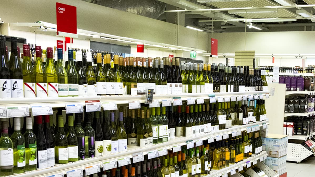 Chileläisiä viinejä Alkon hyllyillä.