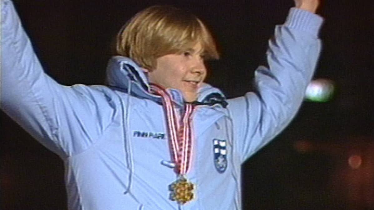 Matti Nykänen tuulettaa MM-kultaa palkintopallilla Oslossa vuonna 1982.