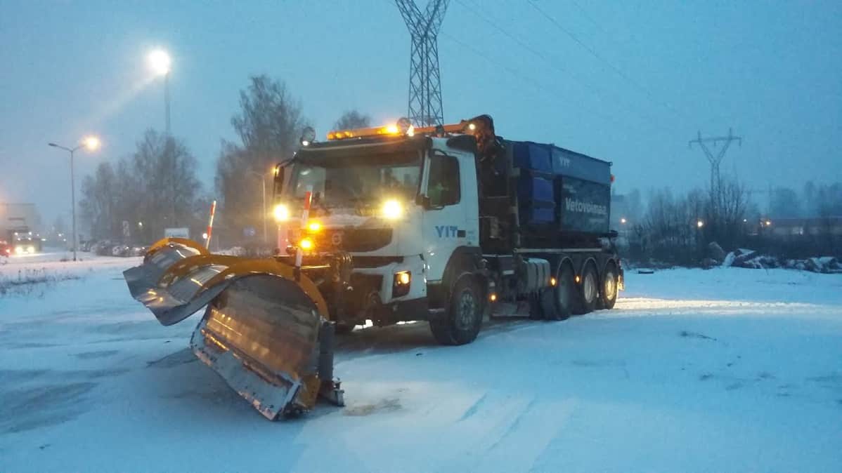 YIT:n aura-auto valot päällä.