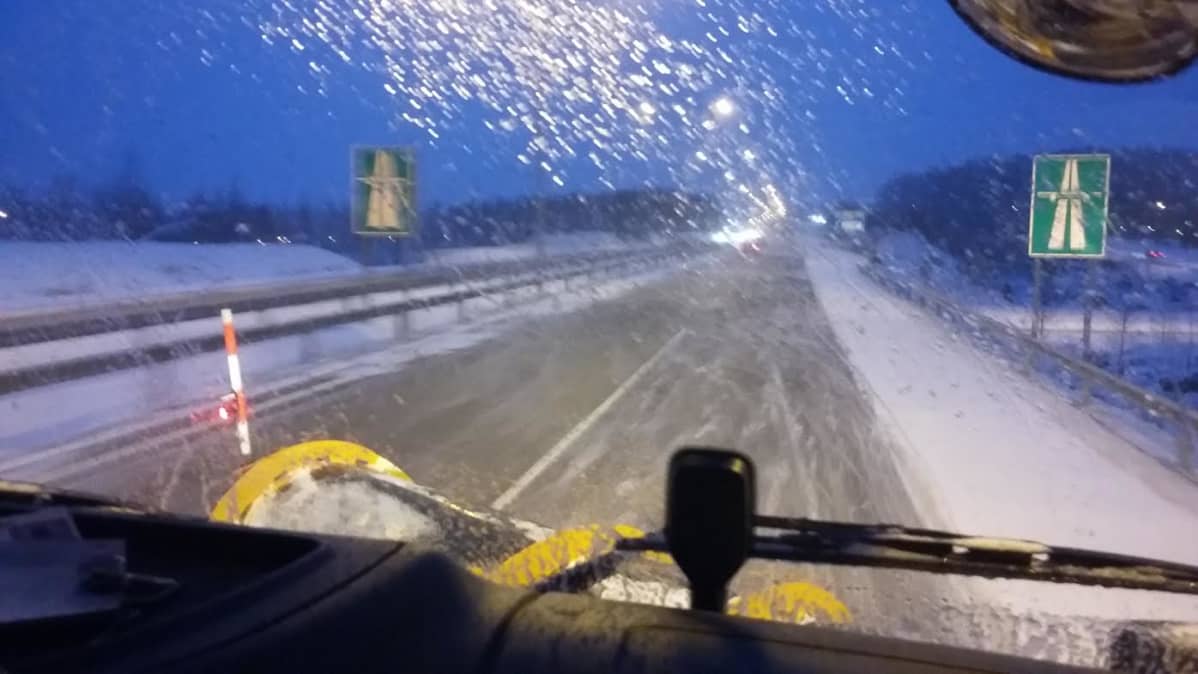 Näkymä moottoritielle tuulilasin takaa.
