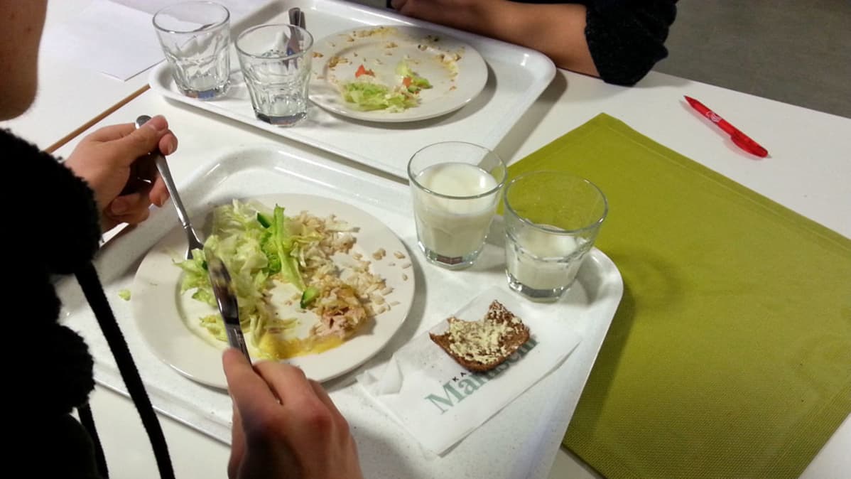 Ruokalautasia ruokapöydässä lähes tyhjänä.