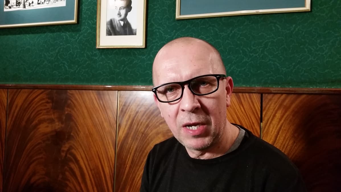 maciej seinän edessä