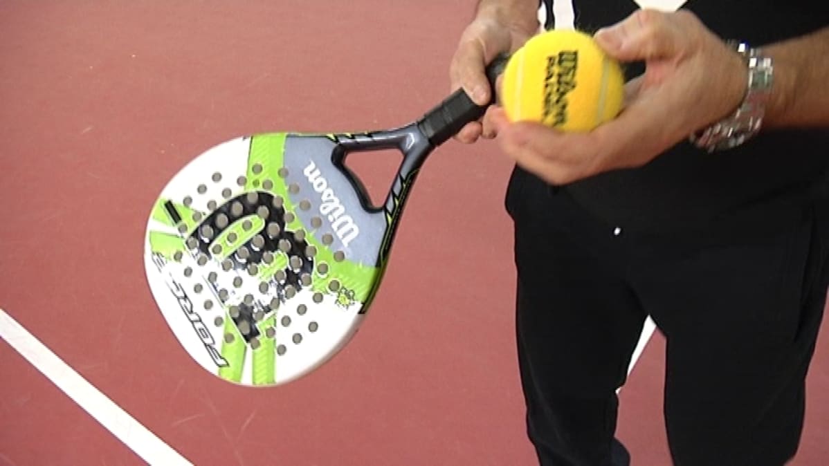 Padel-tennismaila ja pallo