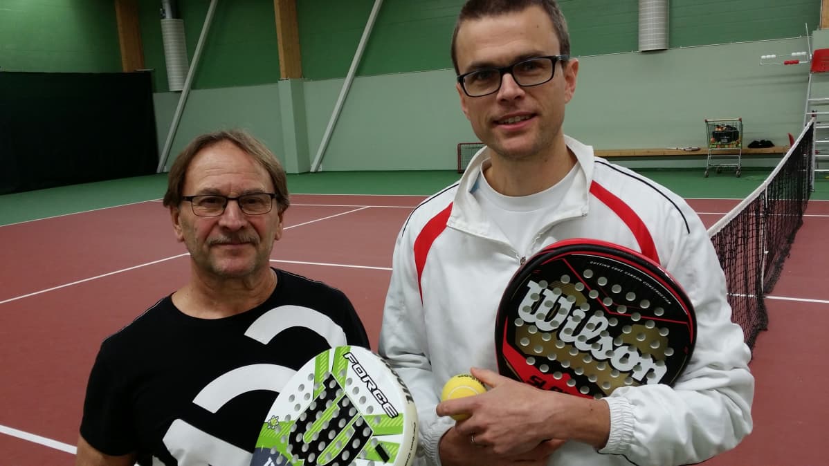 Seppo Wikström ja Janne Ojala testasivat Padel-mailoja.