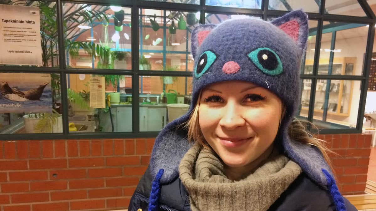 Nainen kissahattu päässään