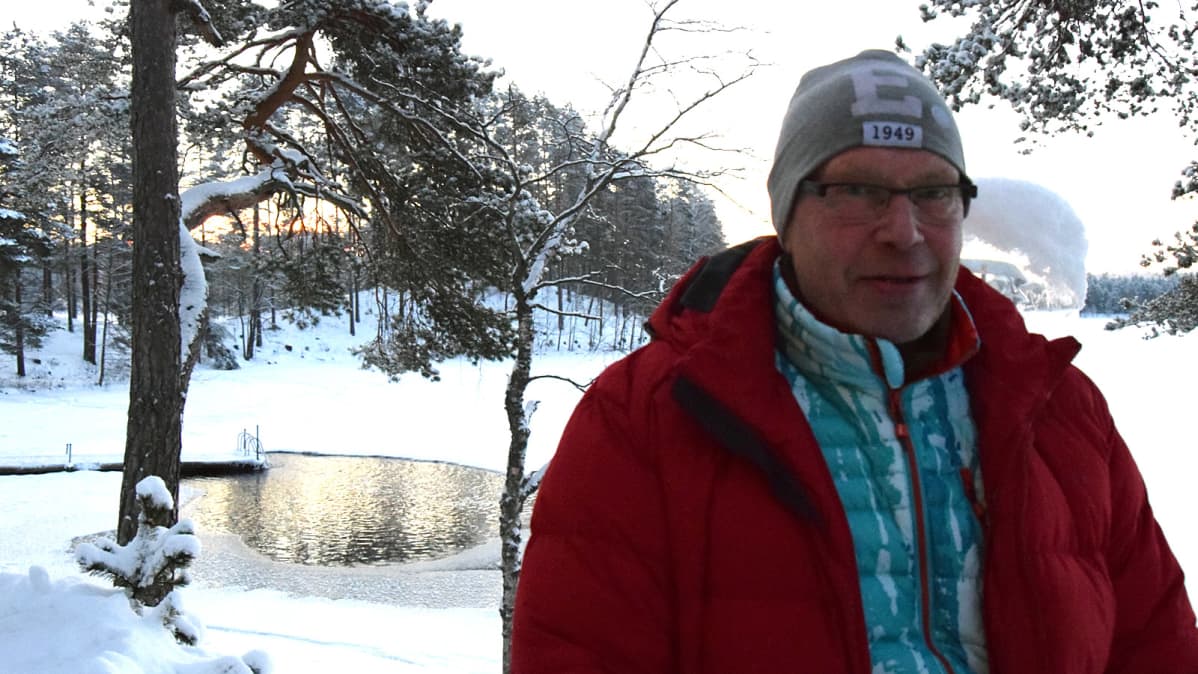 Mies takanaan talvinen maisema