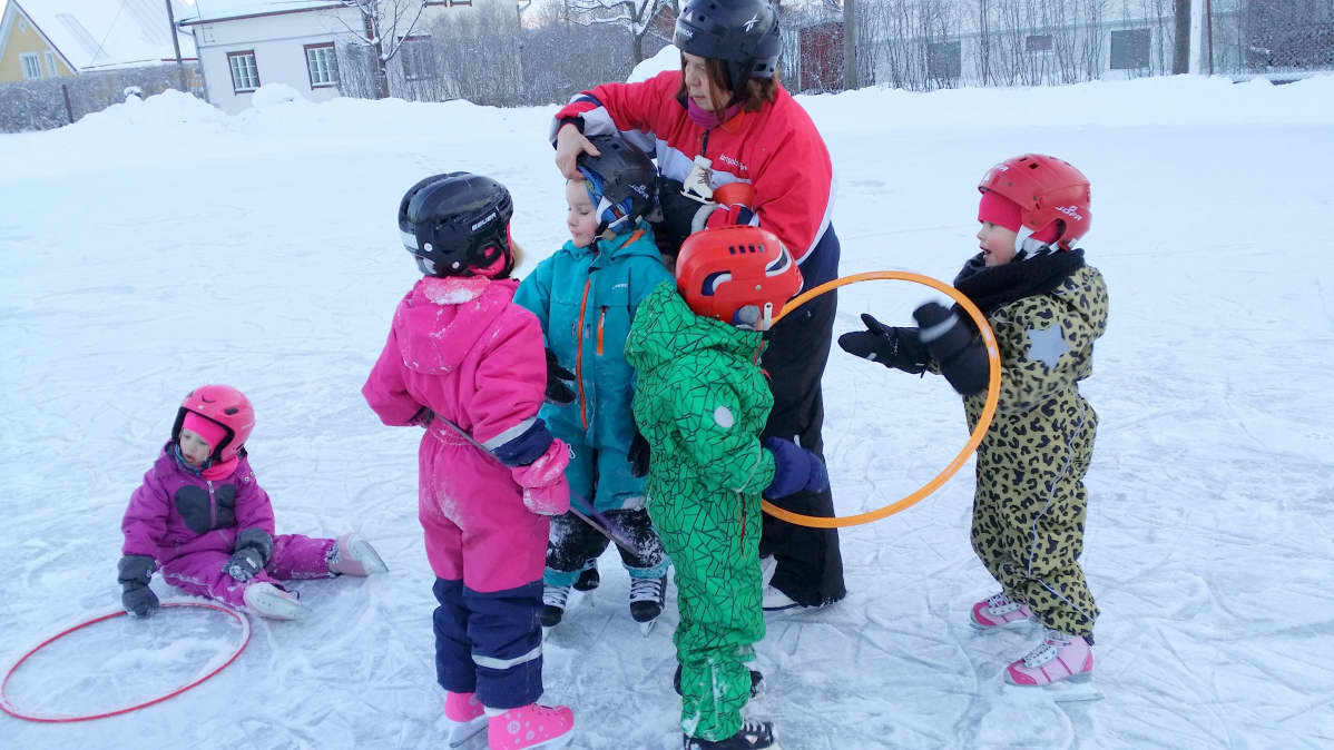 Lastenhoitaja korjaa varusteita.