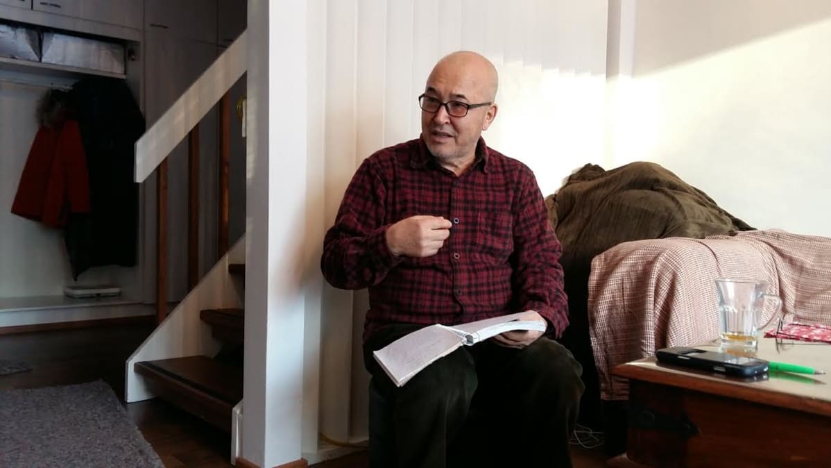 Shaker Masoumi 68, eläkkeellä oleva matematiikan opettaja Afganistanista.