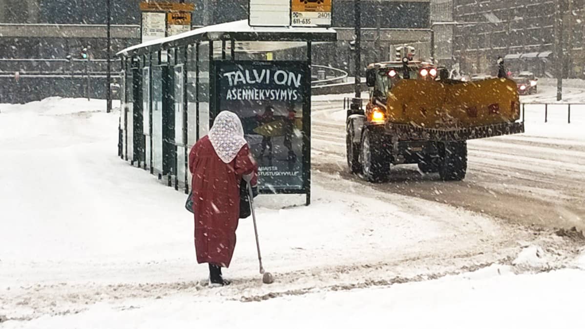 Ari Alen aloitti auraustyöt Helsingin Hakaniemessä klo 7. Lumitöitä riittäisi hänen mukaansa maanantaiaamuun saakka.