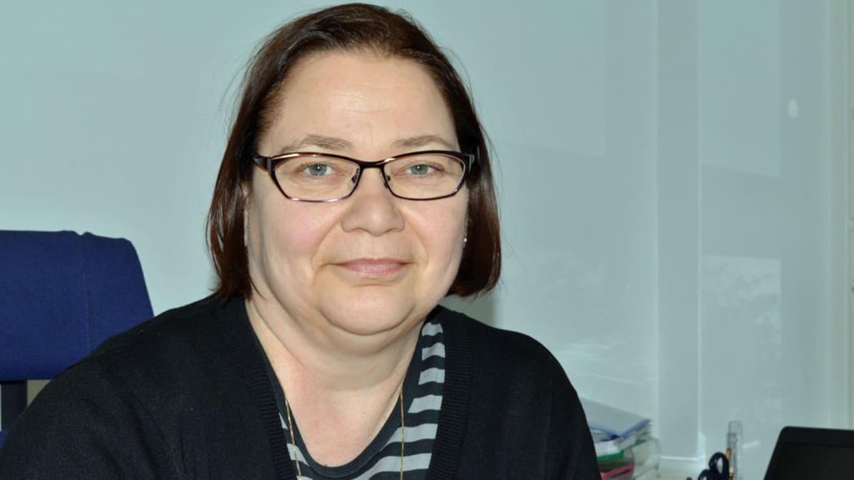MLL:n Kainuun piirin toiminnanjohtaja Seija Karjalainen työhuoneellaan.