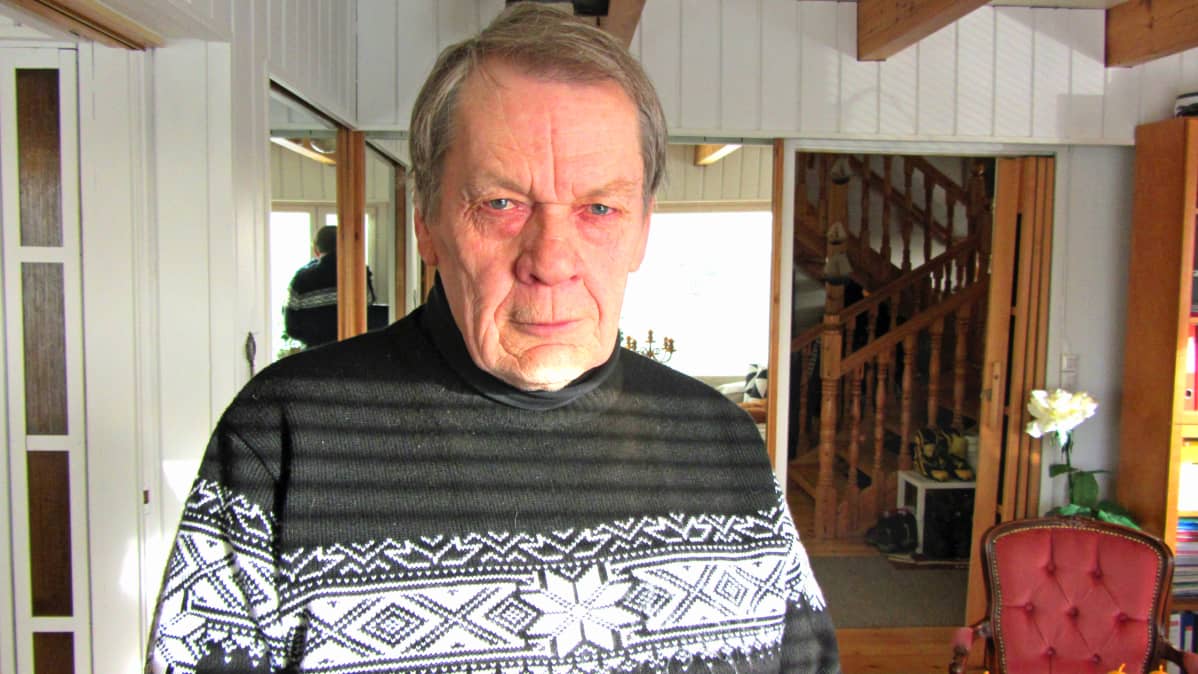 Risto Kuisma katsoo kameraan kotonaan Kuusankoskella