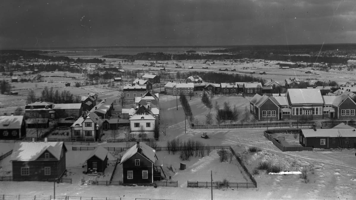 Mustavalkoinen kaupunkinäkymä Mäntykankaan kaupunginosan yli merelle.