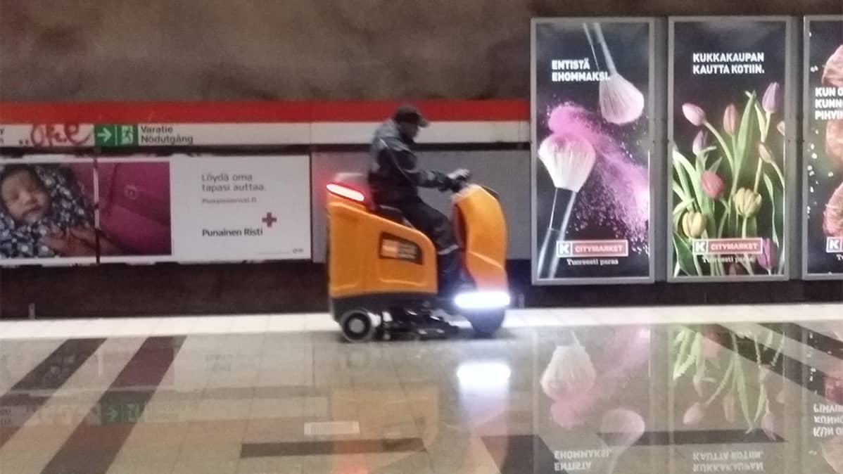 Lattian kuivaus käynnissä metroasemalla.