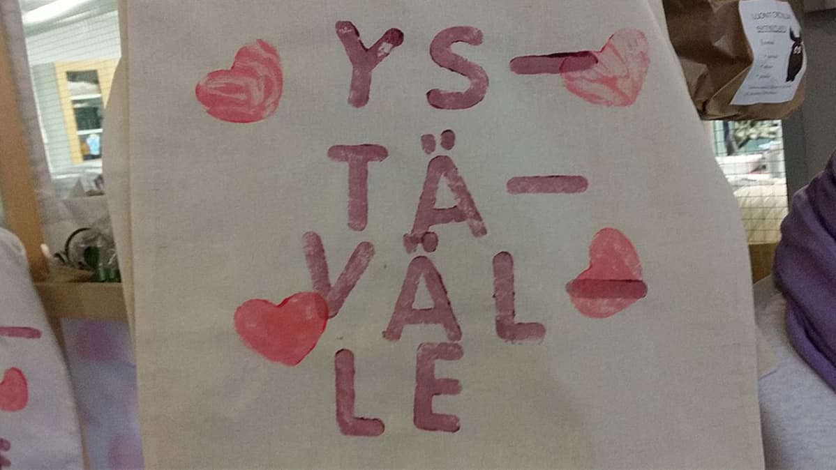 Ystävälle tarkoitettu kassi. Sydämin koristettu teksti.