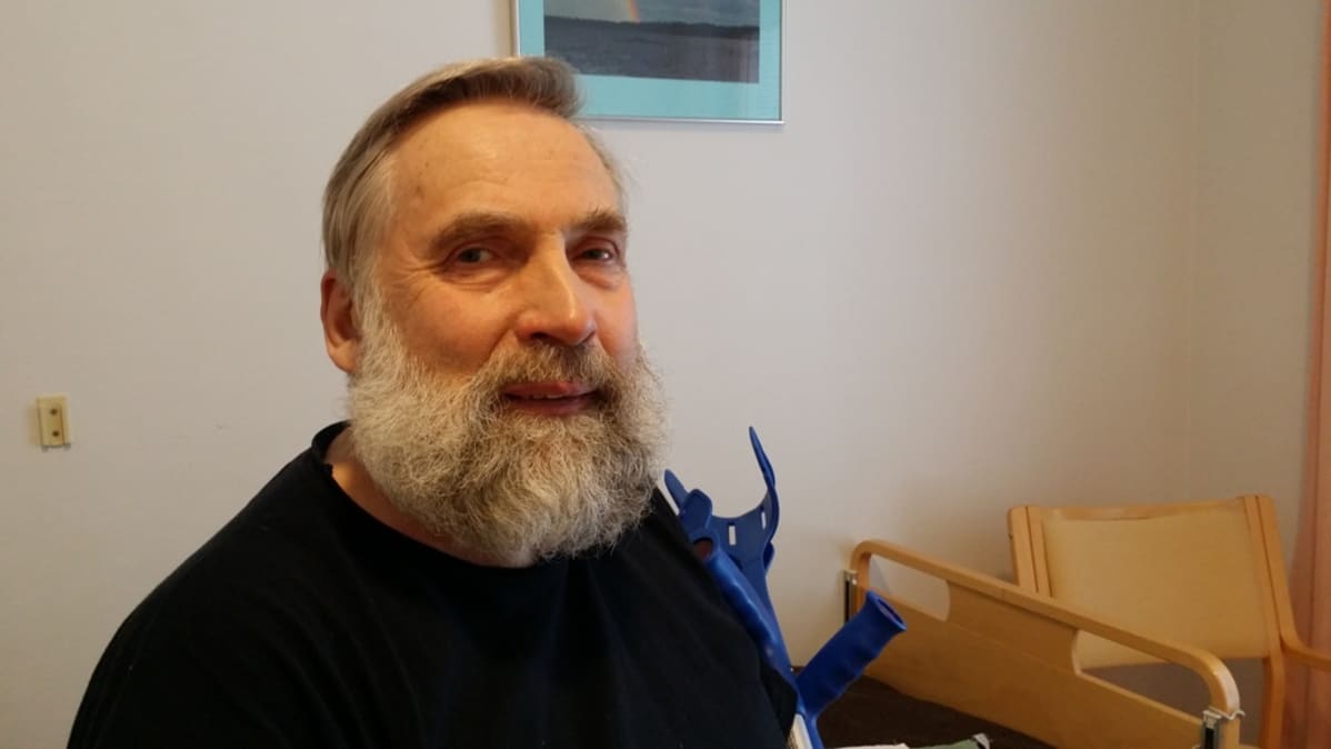 Juha Mieto istuu kyynärsauvat vierellään