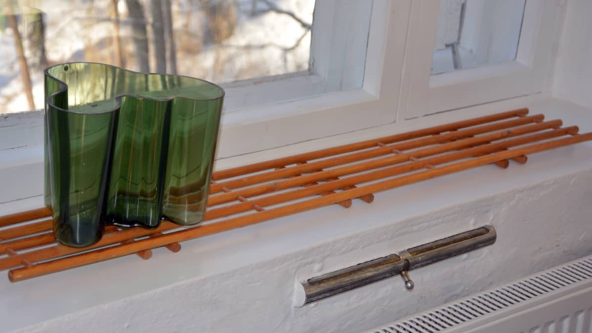 Ikkunalauta on käytännöllinen. Ilmanvaihtoventtiili on moderni vieläkin.