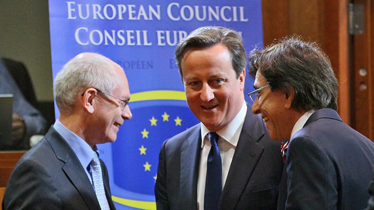 Herman Van Rompuy, pääministeri David Cameron and Belgian pääministeri Elio Di Rupo keskustelevat Euroopan pääministerikokouksessa Brysselissä, Belgiassa 22. toukokuuta 2013.