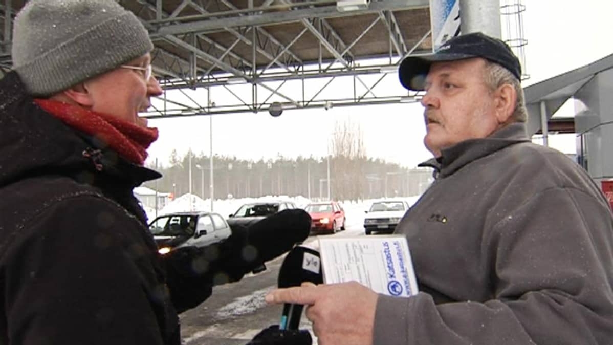 Toimittaja haastattelee Reijo Karppasta.