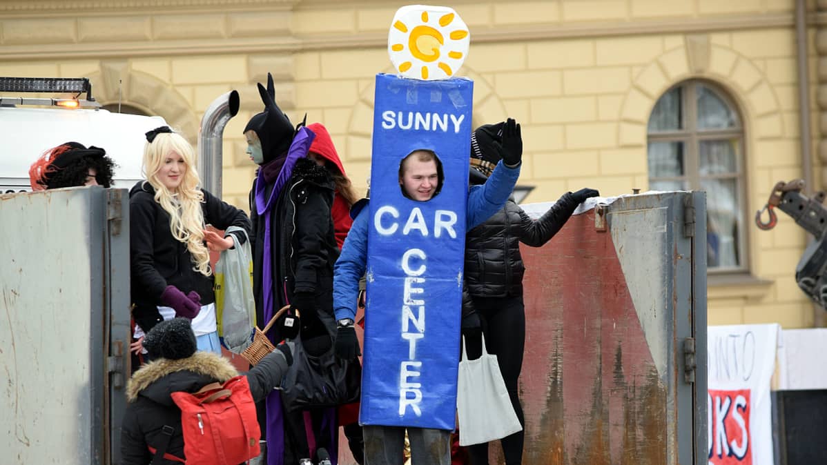 Sunny Car Centerin tolpaksi pukeutunut abi kuorma-auton lavalla